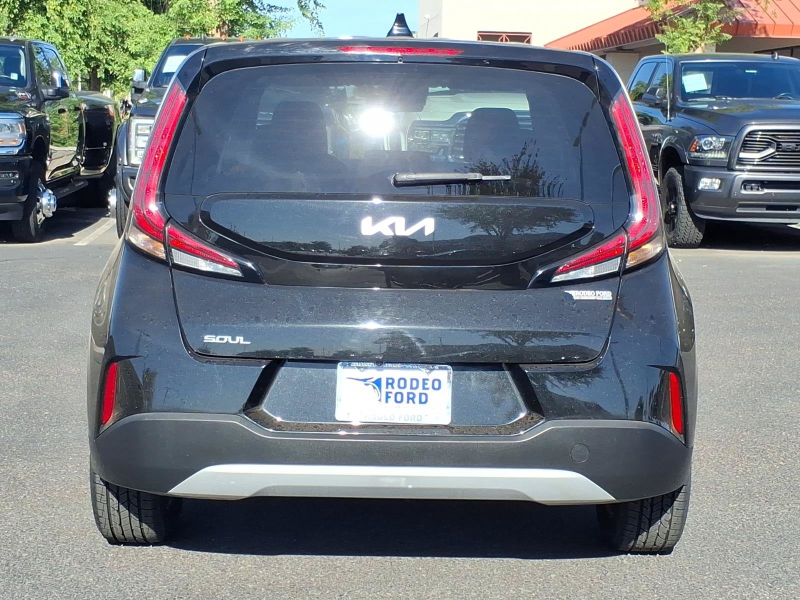 Used 2023 Kia Soul LX w/ LX Technology Package FWD image 4