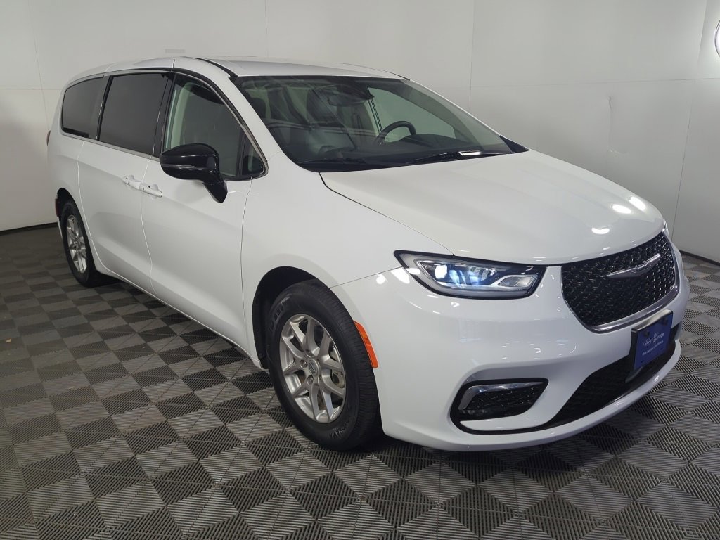 Used 2024 Chrysler Pacifica Touring-L image 7