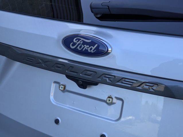 Certified 2018 Ford Explorer XLT w/ Equipment Group 202A AWD/4WD image 40