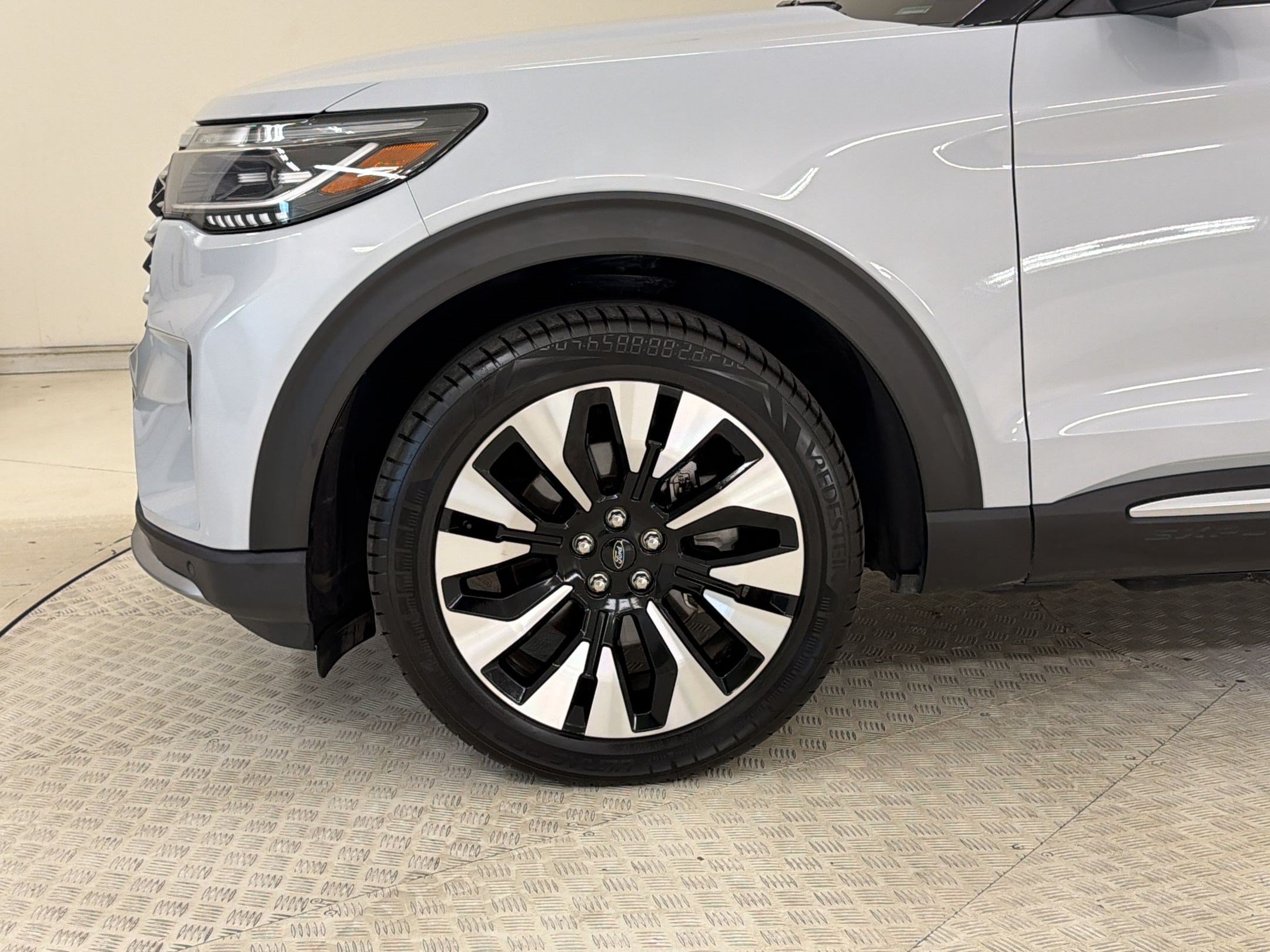 Certified 2025 Ford Explorer Platinum w/ LUX Leather Package AWD/4WD image 13