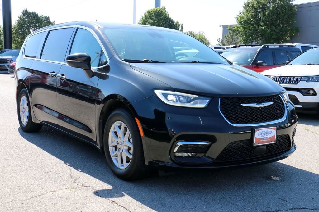 Used 2023 Chrysler Pacifica Touring-L FWD image 4