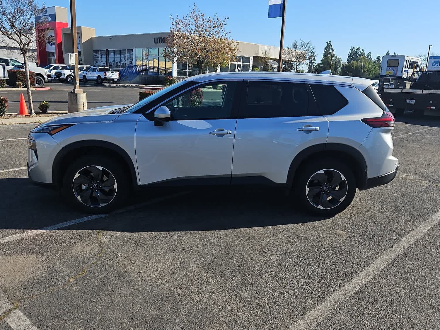 Used 2024 Nissan Rogue SV image 5