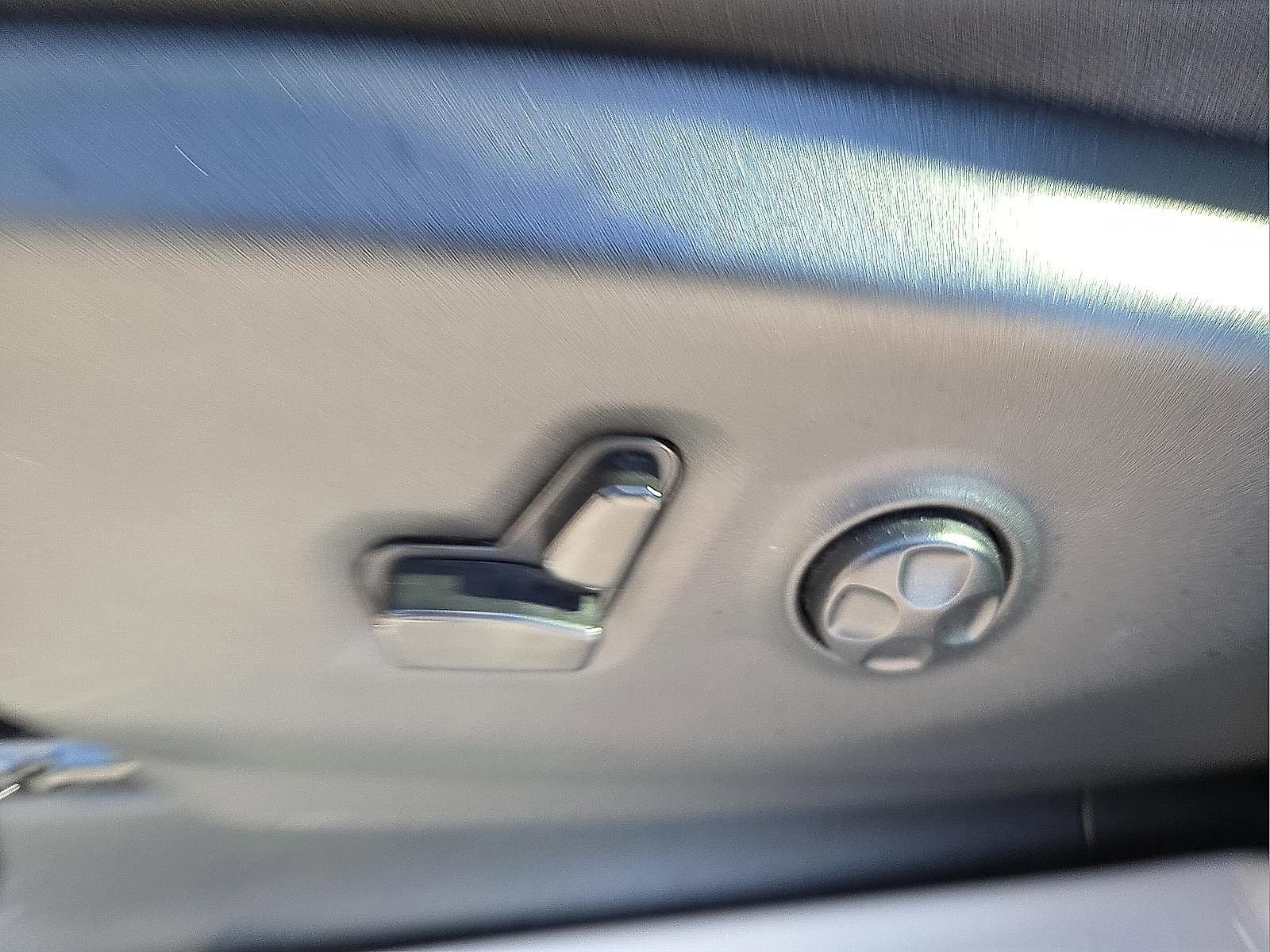 Used 2023 Chrysler Pacifica Touring-L image 16