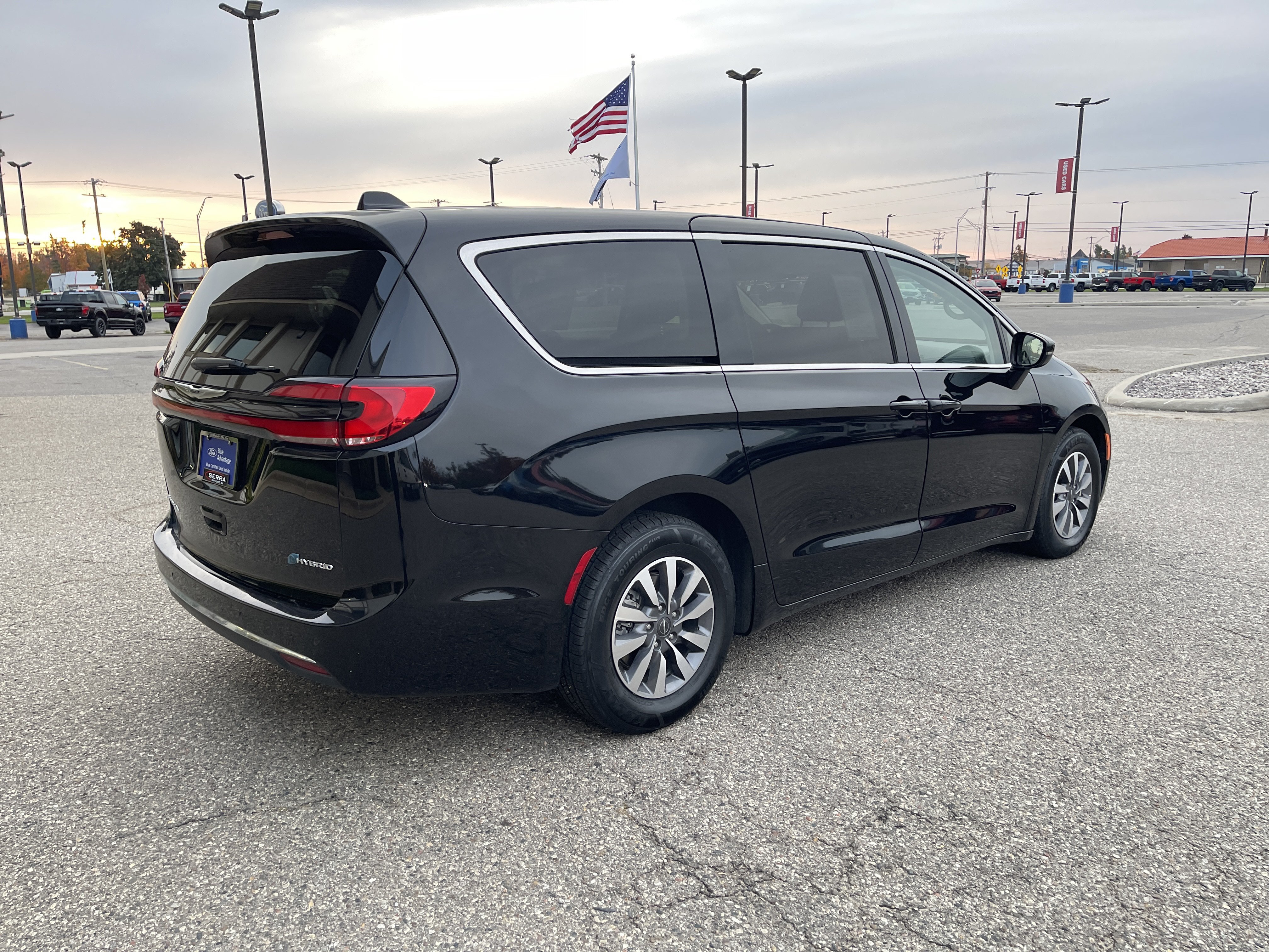 Used 2024 Chrysler Pacifica Limited FWD image 3
