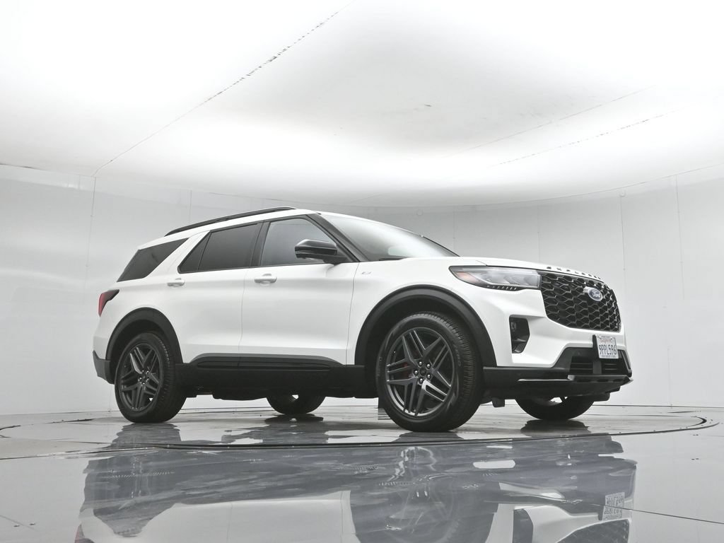 Certified 2025 Ford Explorer ST-Line w/ Premium Package RWD image 4