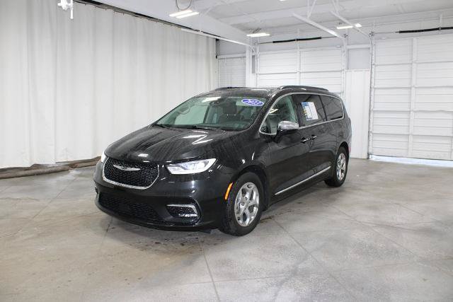 Used 2023 Chrysler Pacifica Limited FWD image 4