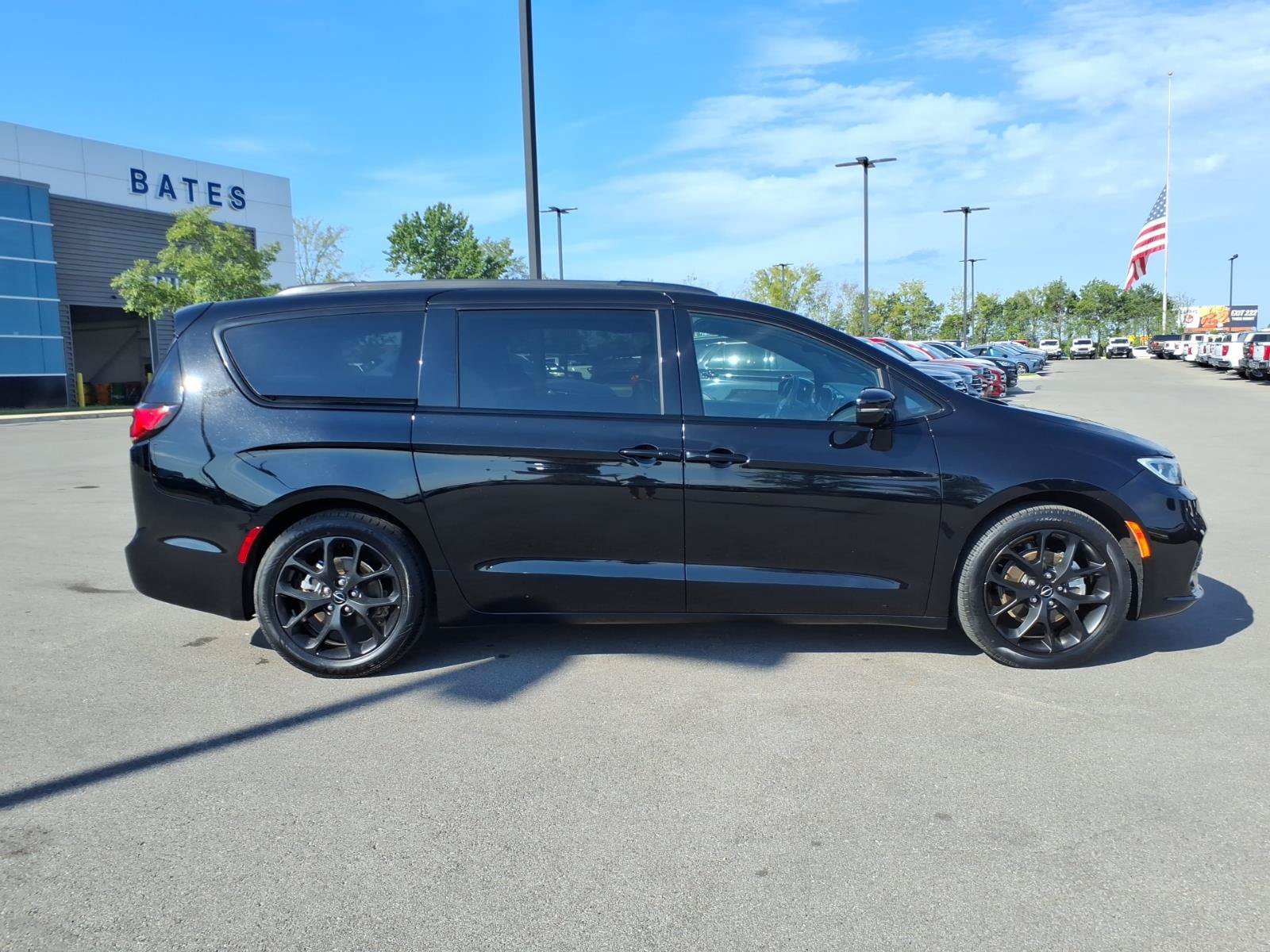 Used 2025 Chrysler Pacifica Limited FWD image 2