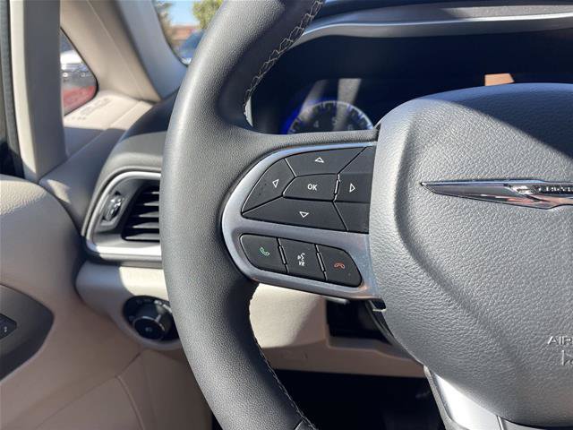 Used 2024 Chrysler Pacifica Touring-L FWD image 13