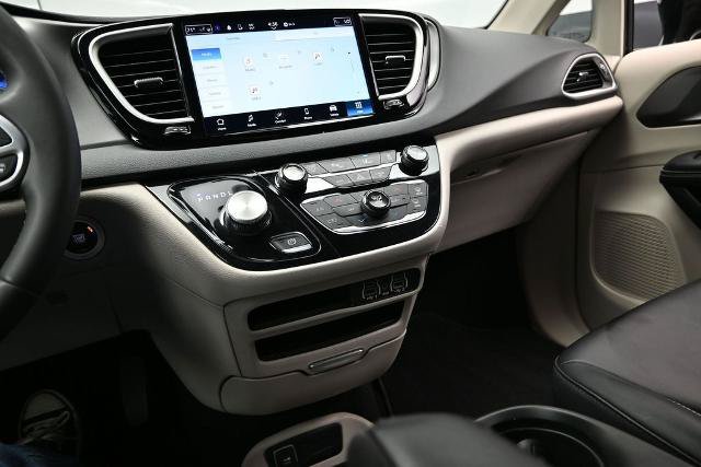 Used 2024 Chrysler Pacifica Touring-L FWD image 38
