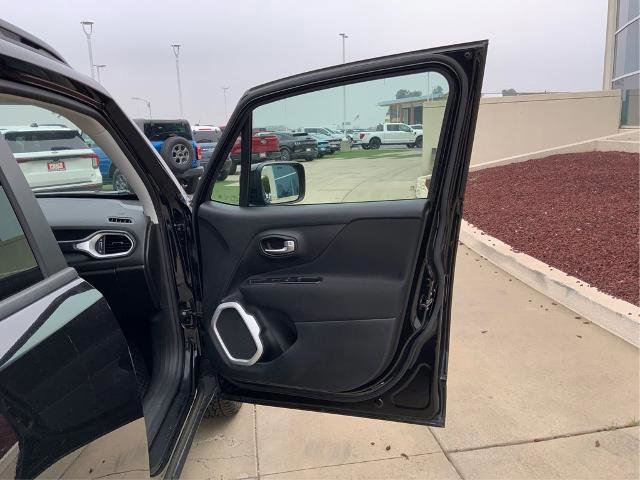 Used 2018 Jeep Renegade Latitude w/ Cold Weather Group image 23