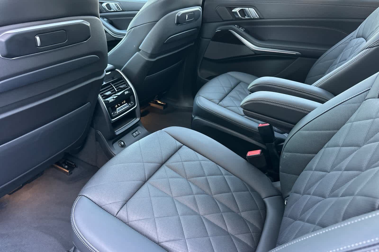 Used 2023 BMW X7 xDrive40i w/ Premium Package image 10