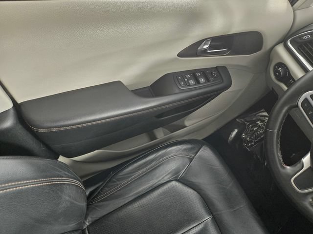 Used 2019 Chrysler Pacifica Touring-L Plus w/ Tire & Wheel Group FWD image 31