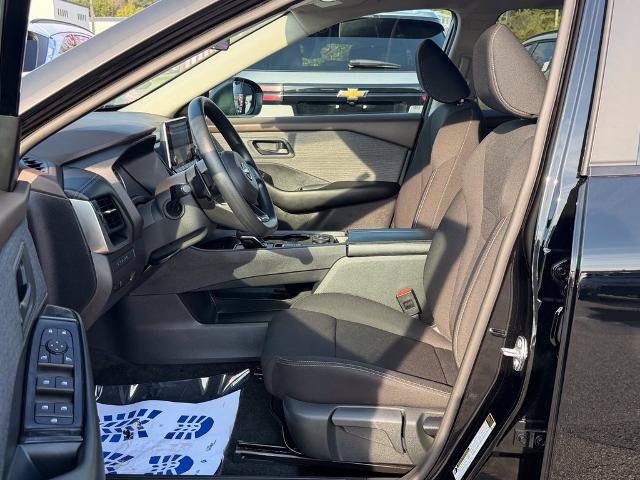 Used 2023 Nissan Rogue S AWD/4WD image 15