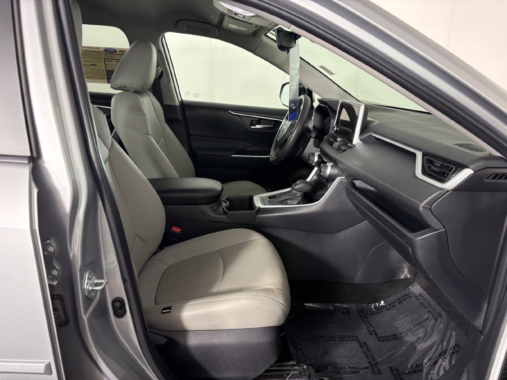 Used 2025 Toyota RAV4 XLE AWD/4WD image 34