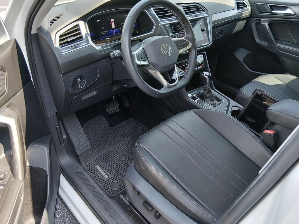Used 2023 Volkswagen Tiguan SE w/ Panoramic Sunroof Package FWD image 10
