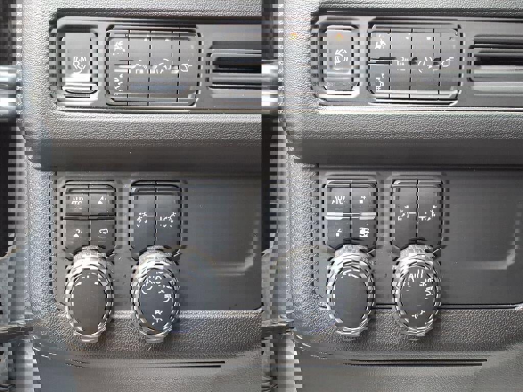 Used 2021 Chevrolet Suburban RST w/ Luxury Package image 18