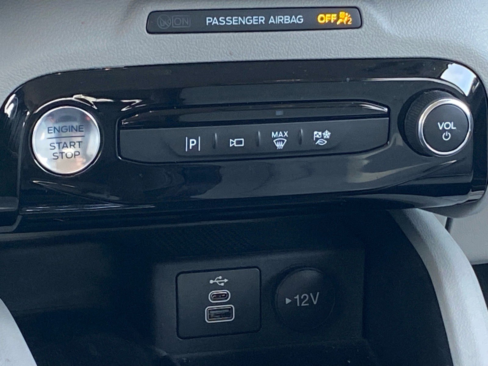 Certified 2025 Ford Escape Platinum w/ Premium Technology Package AWD/4WD image 12