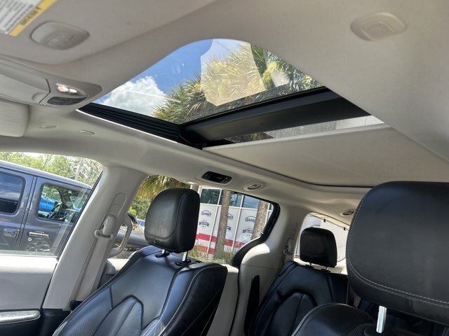 Used 2020 Chrysler Pacifica Limited w/ Advanced Safetytec Group FWD image 17