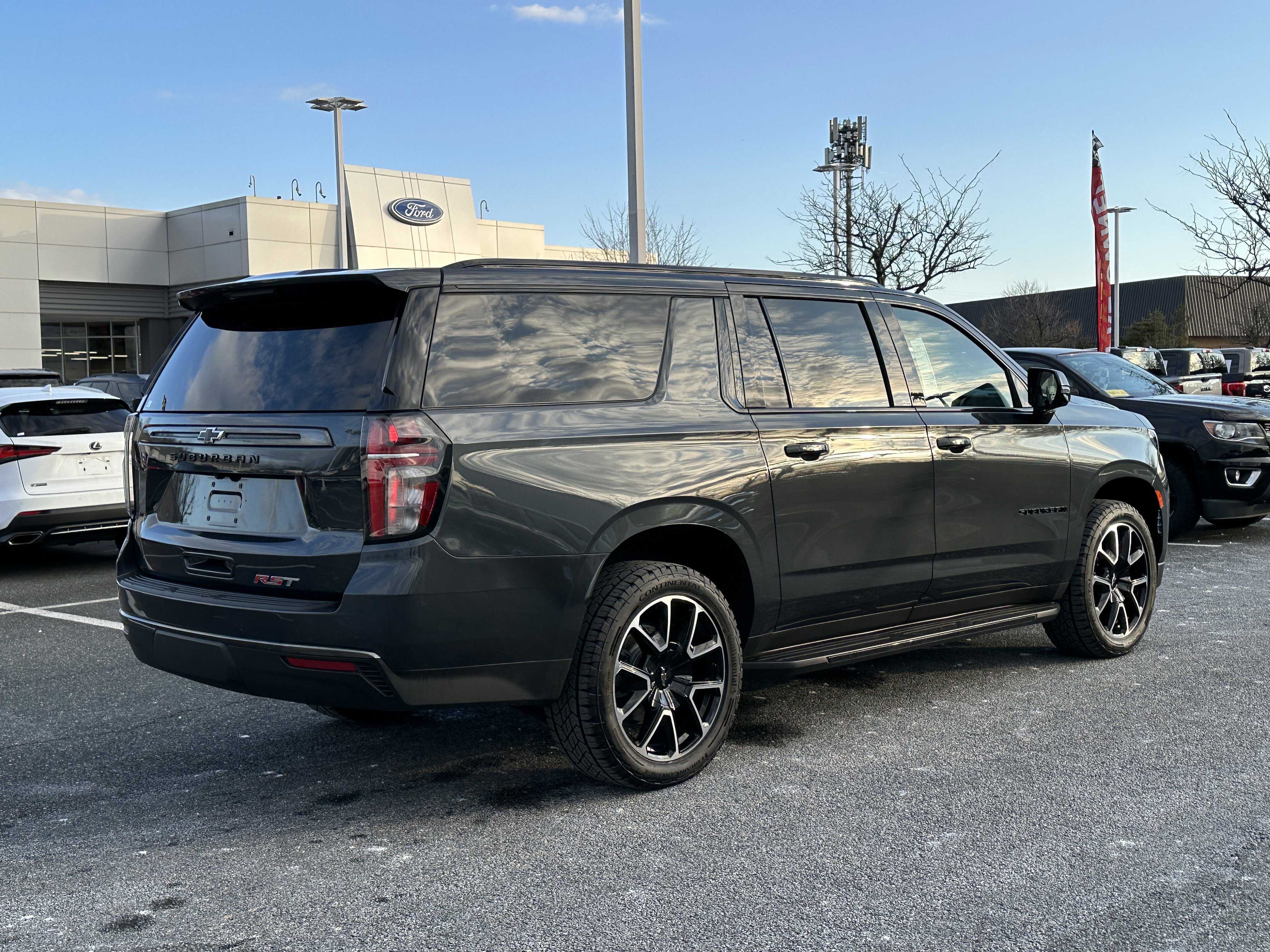 Used 2022 Chevrolet Suburban RST w/ Luxury Package image 5