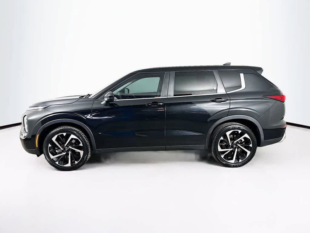 Used 2023 Mitsubishi Outlander SE FWD image 3