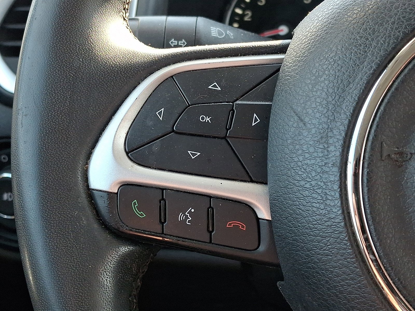 Used 2018 Jeep Renegade Latitude FWD image 18