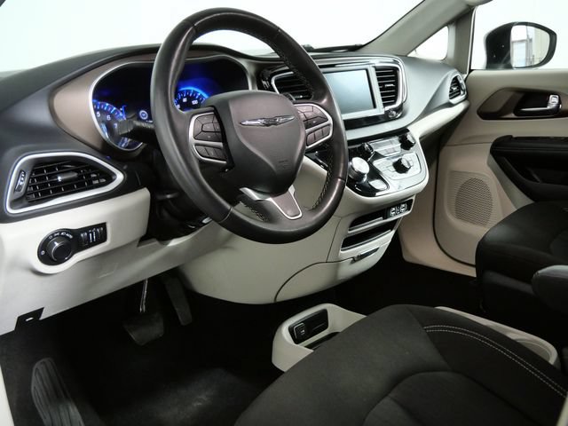 Used 2022 Chrysler Voyager LX FWD image 13
