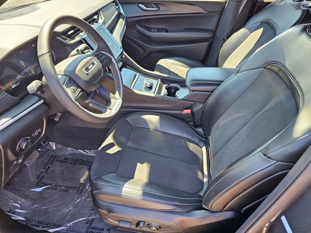 Used 2024 Jeep Grand Cherokee Altitude AWD/4WD image 18