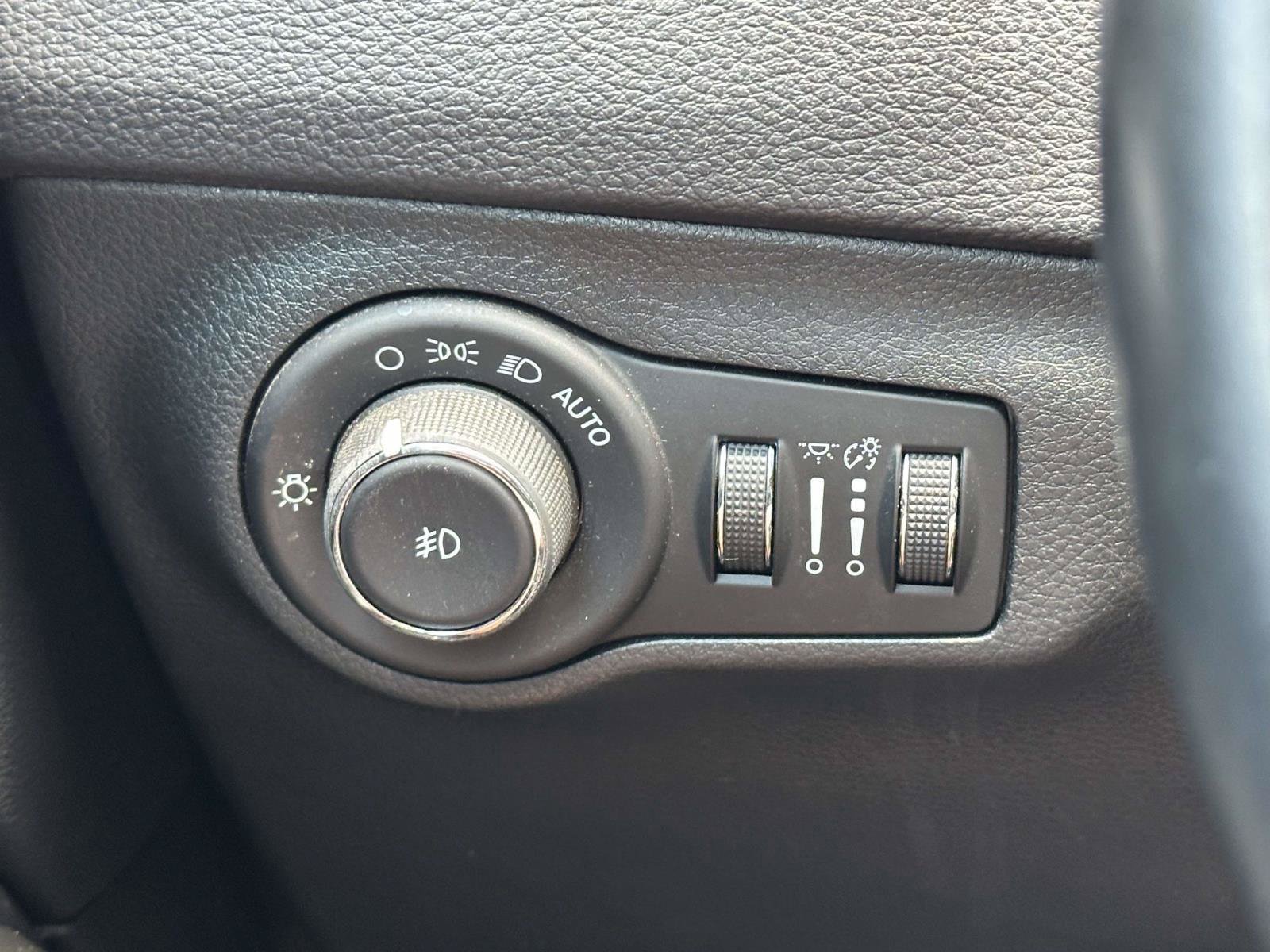 Used 2018 Jeep Compass Latitude AWD/4WD image 23