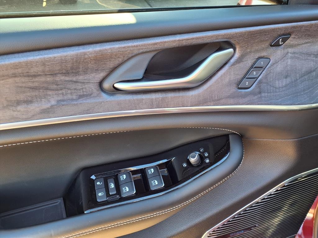 Used 2023 Jeep Grand Cherokee Overland w/ Luxury Tech Group IV image 19