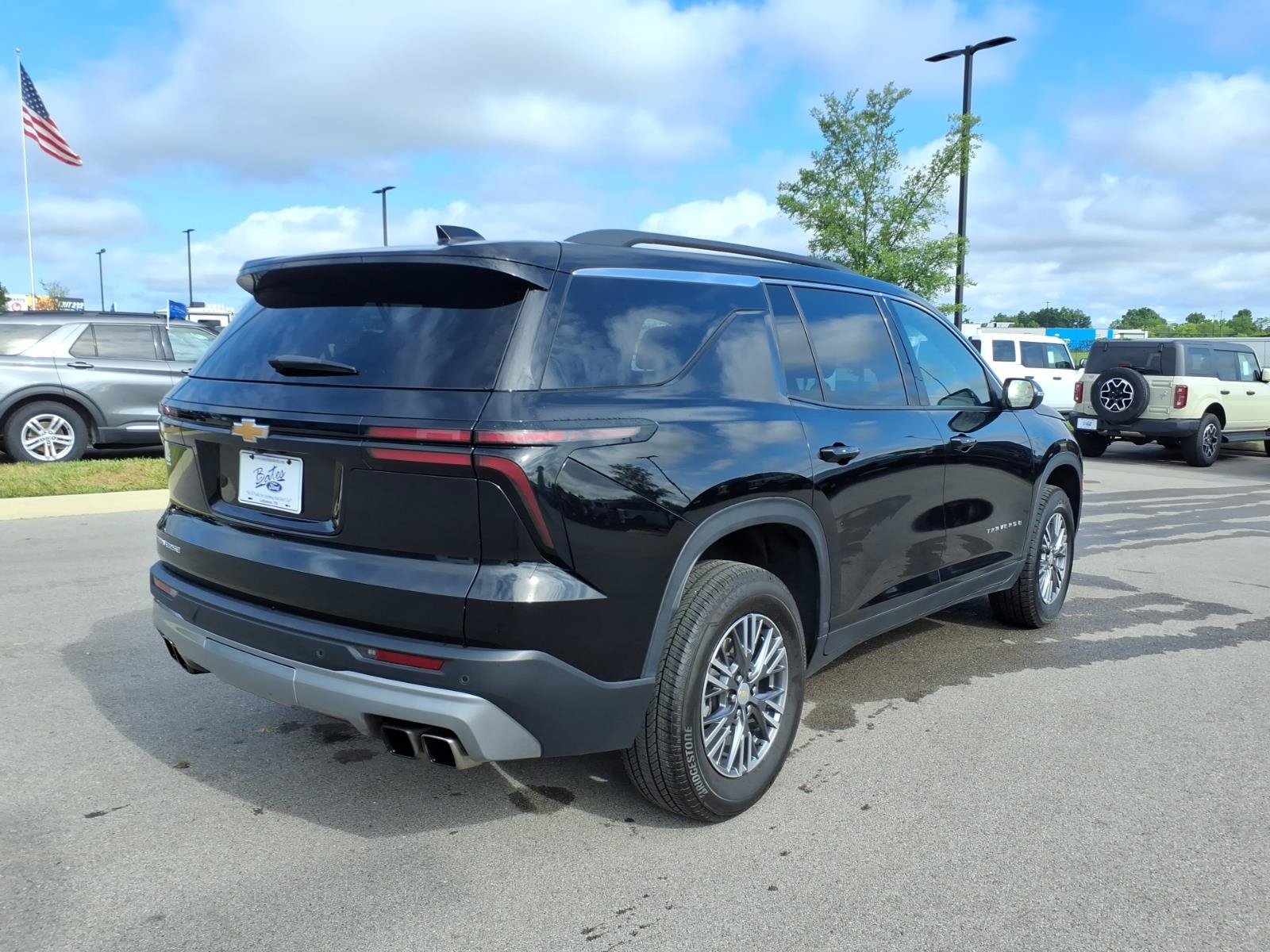 Used 2025 Chevrolet Traverse LT FWD image 3