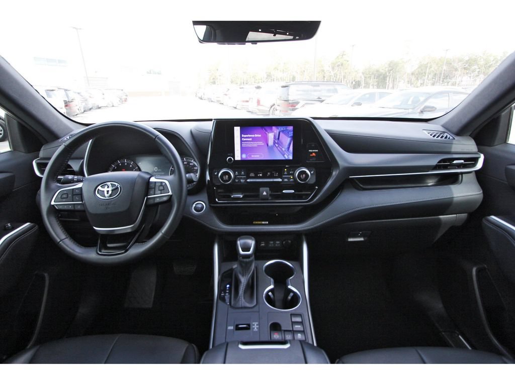 Used 2024 Toyota Highlander XSE FWD image 13