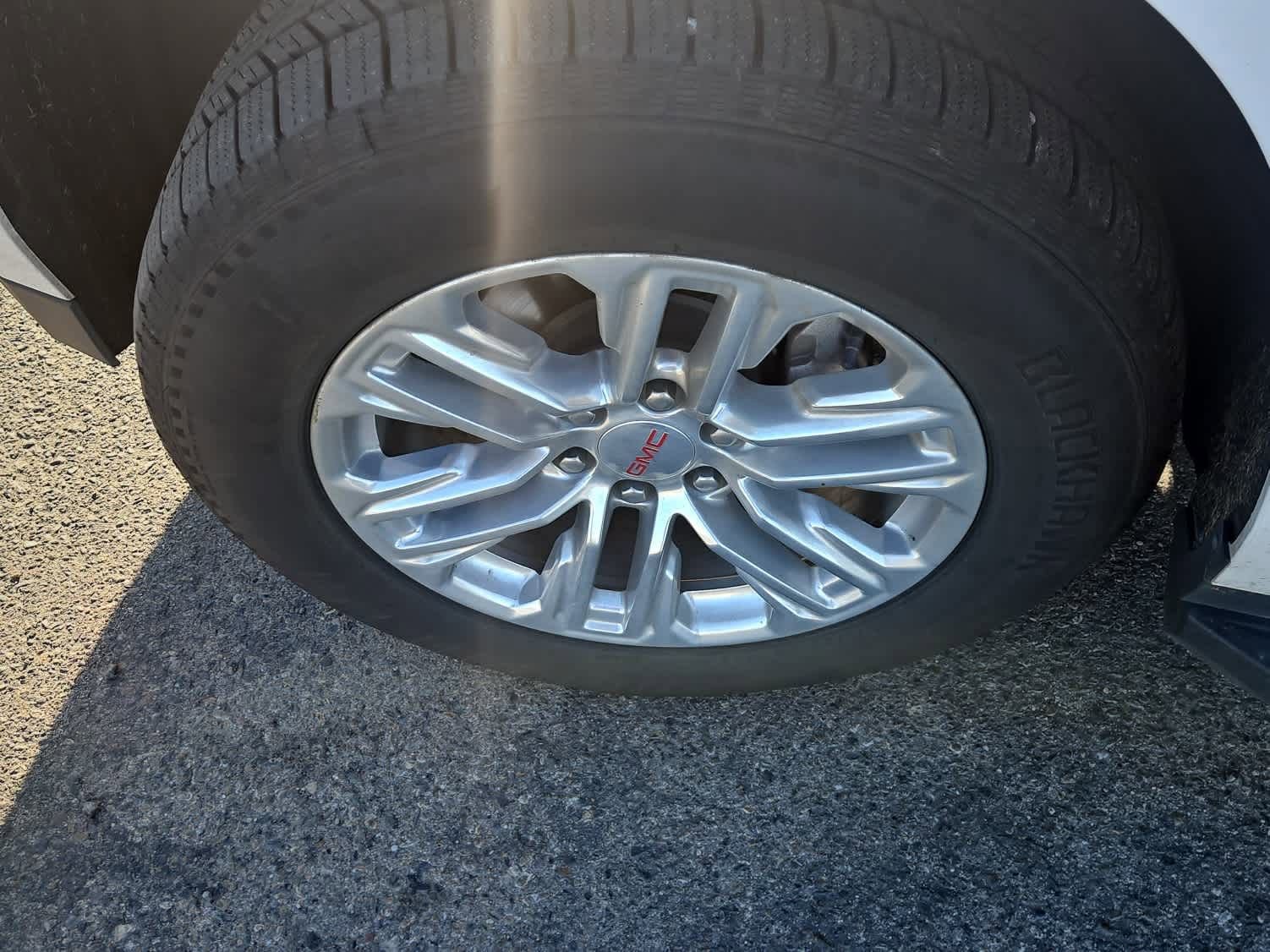 Used 2024 GMC Yukon XL SLT image 3