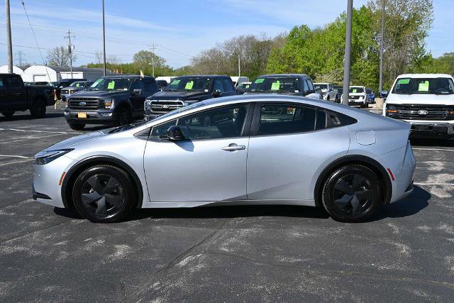 Used 2024 Toyota Prius LE FWD image 4