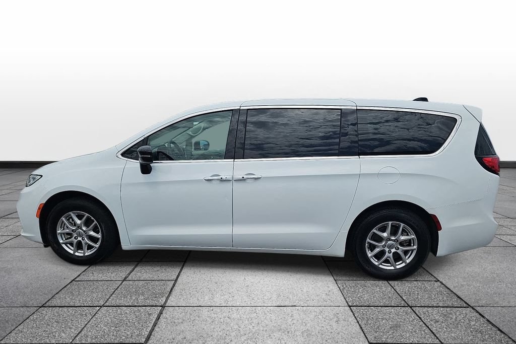 Used 2024 Chrysler Pacifica Touring-L FWD image 8