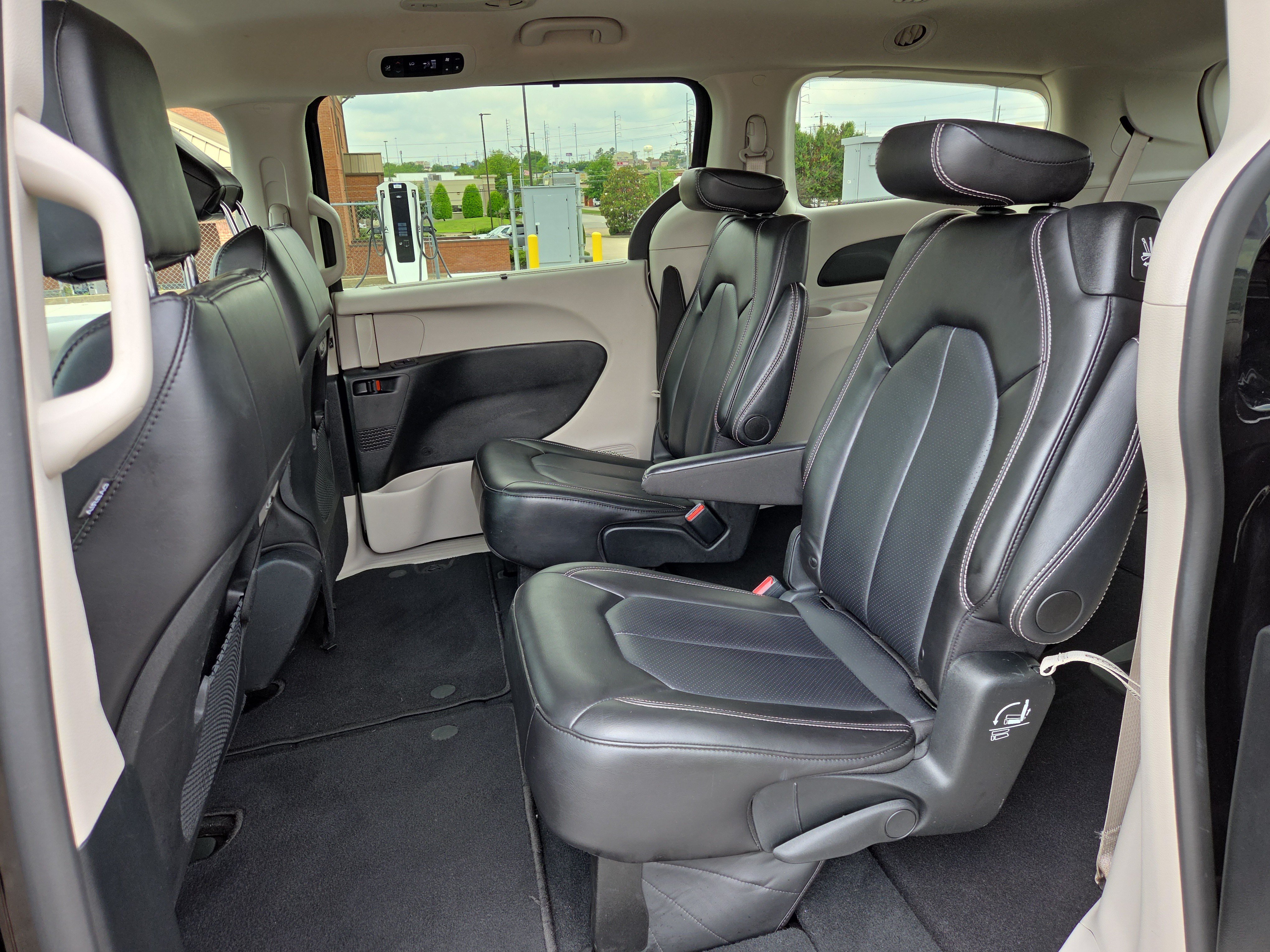 Used 2024 Chrysler Pacifica Touring-L FWD image 11