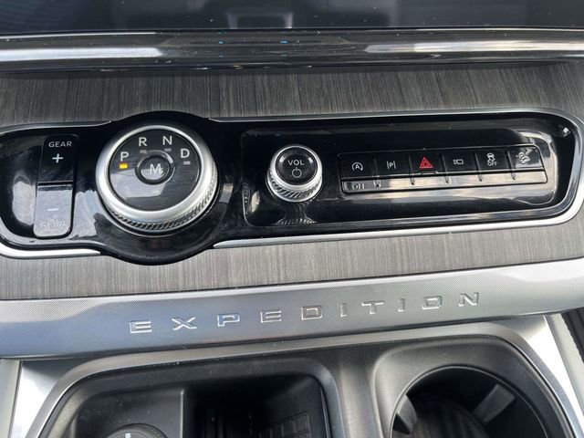 Certified 2025 Ford Expedition Platinum w/ Platinum Ultimate Package AWD/4WD image 30