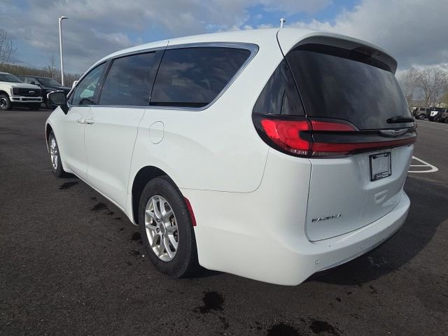 Used 2023 Chrysler Pacifica Touring-L FWD image 15