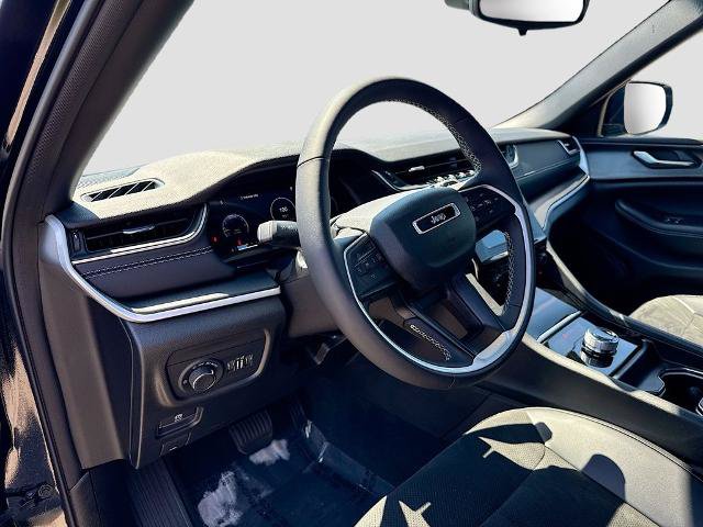 Used 2023 Jeep Grand Cherokee Altitude AWD/4WD image 9