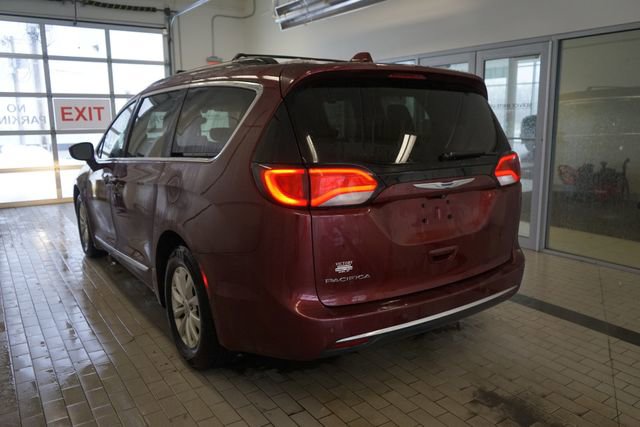 Used 2017 Chrysler Pacifica Touring-L image 11