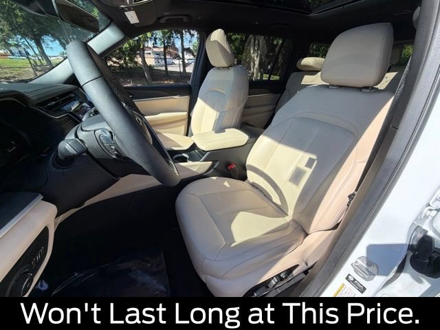 Used 2025 Jeep Grand Cherokee L Limited w/ Black Appearance Package AWD/4WD image 14