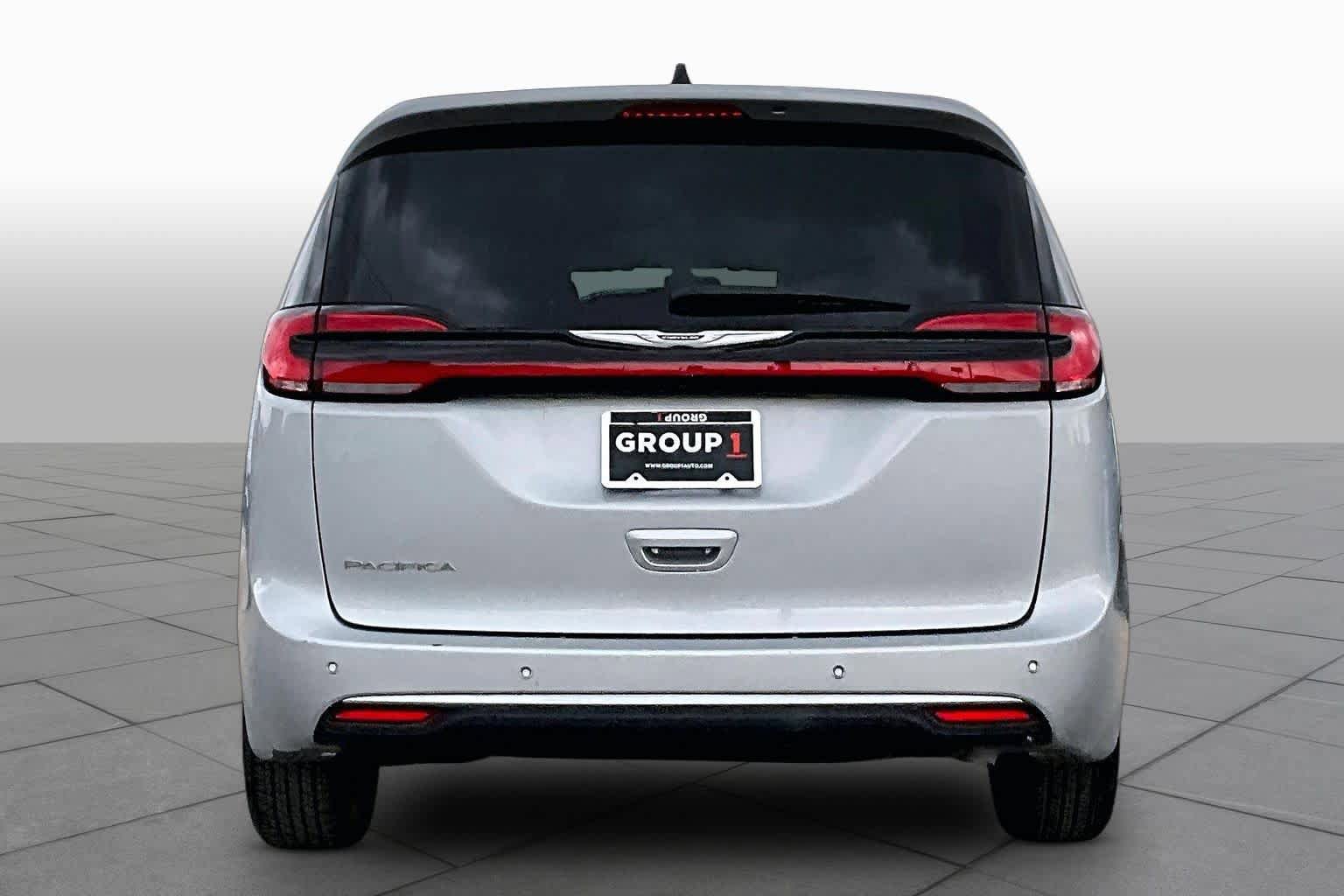 Used 2024 Chrysler Pacifica Touring-L FWD image 5