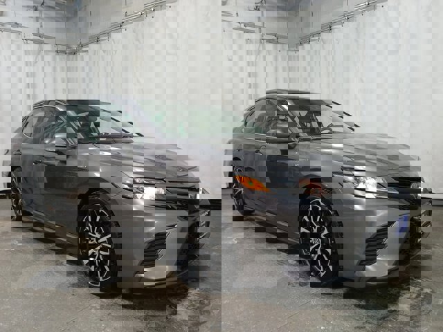 Used 2019 Toyota Camry SE image 2