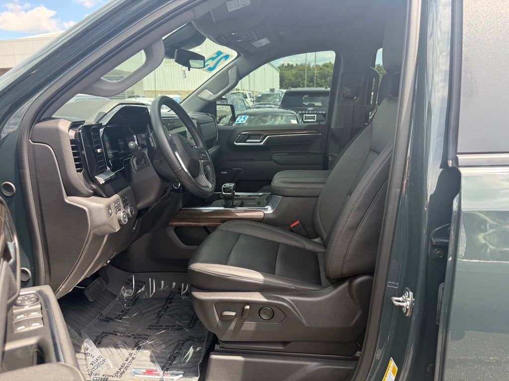 Used 2025 Chevrolet Silverado 1500 LT Trail Boss w/ LT Trail Boss Premium Package AWD/4WD image 12