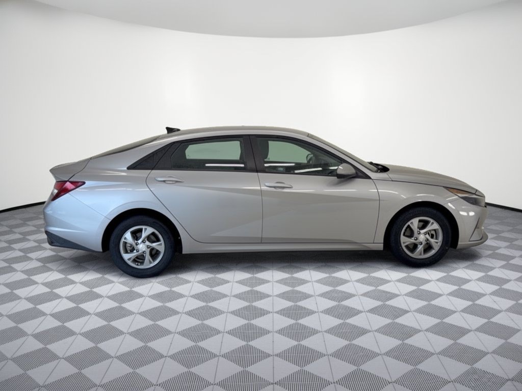 Used 2021 Hyundai Elantra SE FWD image 8