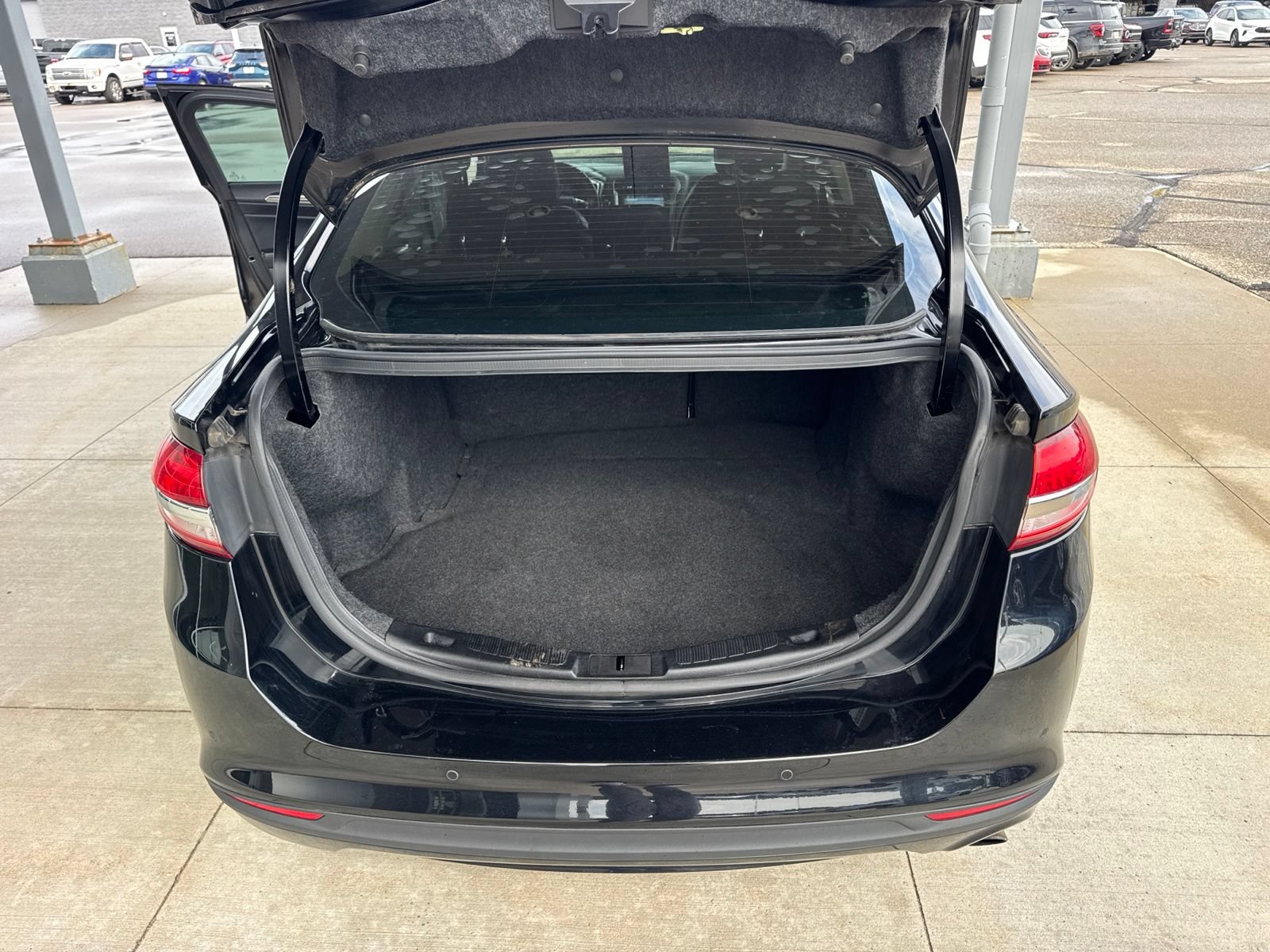 Certified 2018 Ford Fusion SE w/ Fusion SE Technology Package FWD image 35