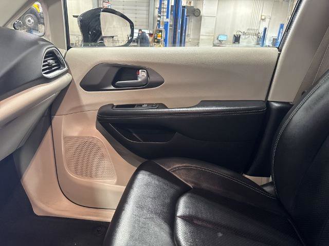 Used 2024 Chrysler Pacifica Touring-L image 21