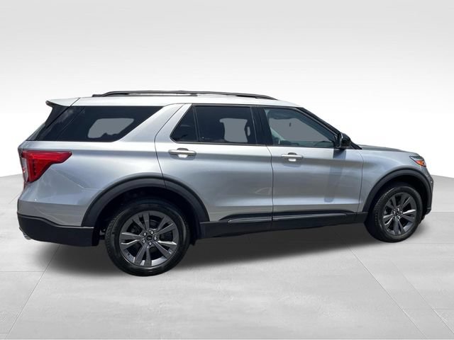 Certified 2024 Ford Explorer XLT w/ Equipment Group 202A AWD/4WD image 2