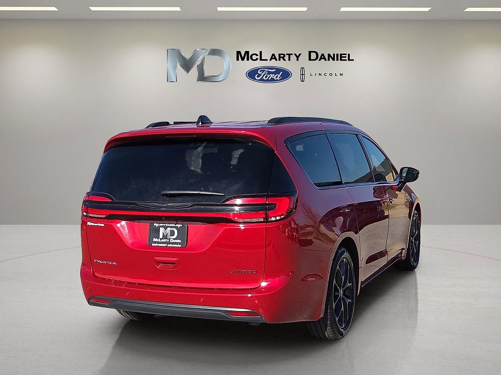 Used 2025 Chrysler Pacifica Limited image 5