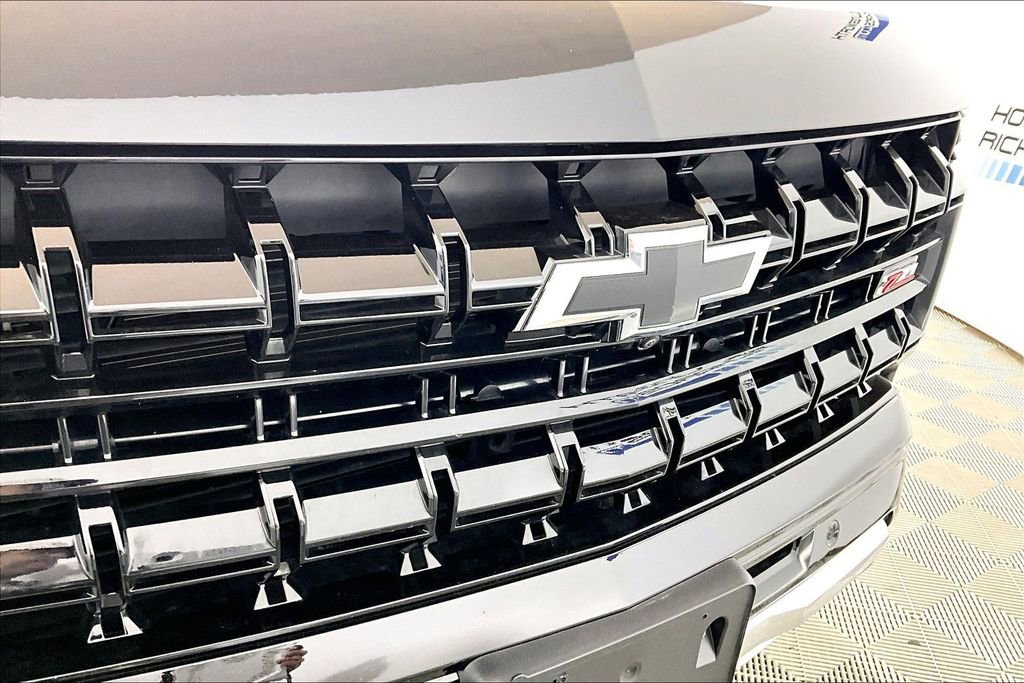 Used 2025 Chevrolet Suburban Z71 image 24