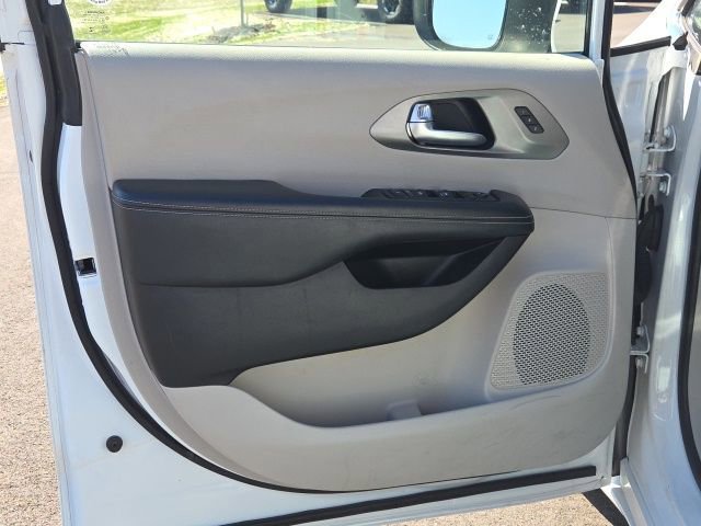 Used 2023 Chrysler Pacifica Touring-L image 27